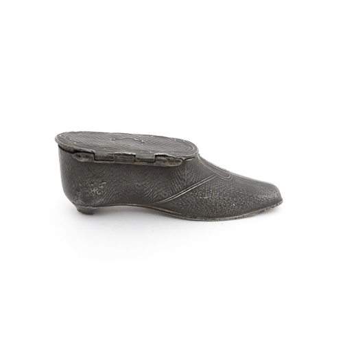 1208 - A 19thC pewter shoe snuff box with hinged lid and engraved decoration. Approx. 3