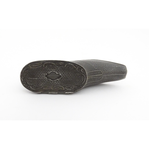 1208 - A 19thC pewter shoe snuff box with hinged lid and engraved decoration. Approx. 3