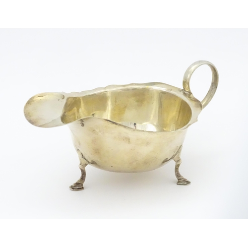 324 - A silver sauce boat hallmarked Birmingham 1925 maker A & J Zimmerman Ltd. Approx 6