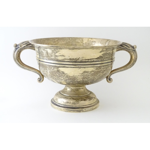 541 - A silver twin handled pedestal bowl hallmarked Sheffield 1924, maker Walker & Hall. Approx. 11