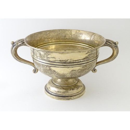 541 - A silver twin handled pedestal bowl hallmarked Sheffield 1924, maker Walker & Hall. Approx. 11