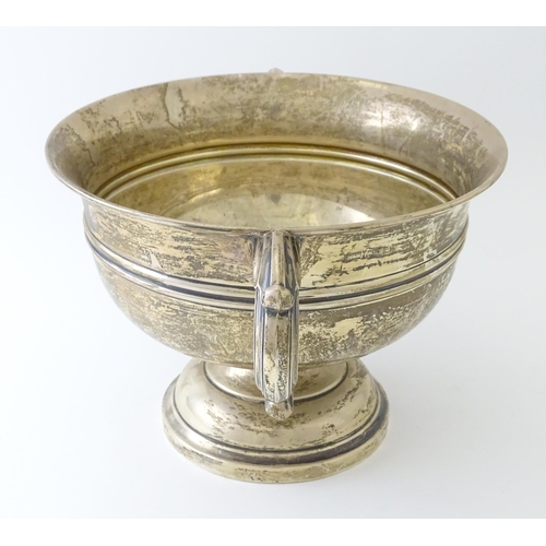 541 - A silver twin handled pedestal bowl hallmarked Sheffield 1924, maker Walker & Hall. Approx. 11