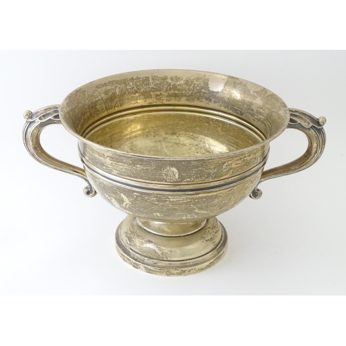 541 - A silver twin handled pedestal bowl hallmarked Sheffield 1924, maker Walker & Hall. Approx. 11