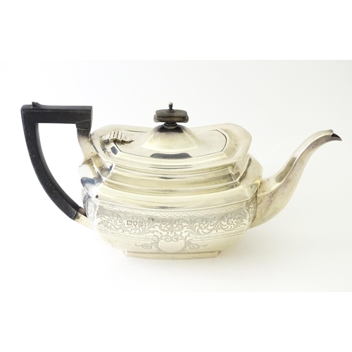 552 - A silver teapot with engraved decoration hallmarked London 1913, maker S. W. Smith & Co. Approx. 5 1... 