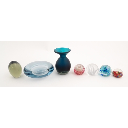 303 - A quantity of glassware to include a Mdina glass vase, a Holmegaard ashtray, and assorted paperweigh... 