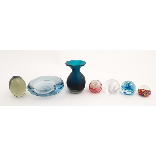 303 - A quantity of glassware to include a Mdina glass vase, a Holmegaard ashtray, and assorted paperweigh... 