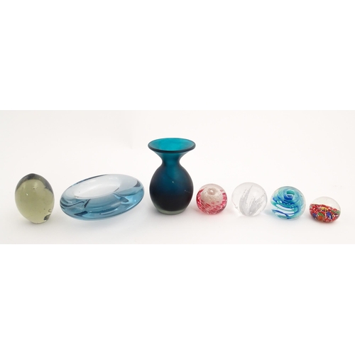 303 - A quantity of glassware to include a Mdina glass vase, a Holmegaard ashtray, and assorted paperweigh... 