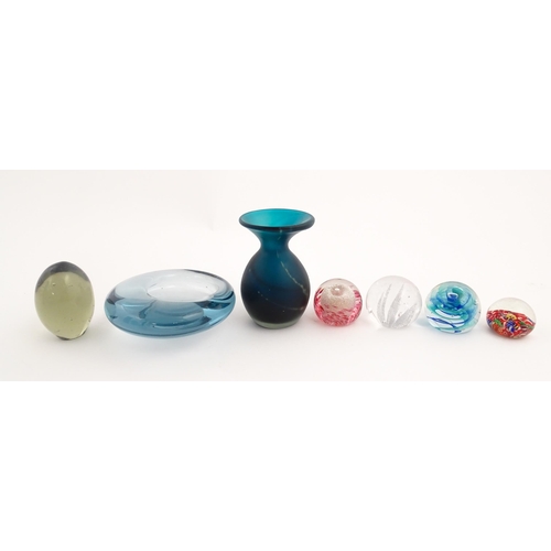 303 - A quantity of glassware to include a Mdina glass vase, a Holmegaard ashtray, and assorted paperweigh... 