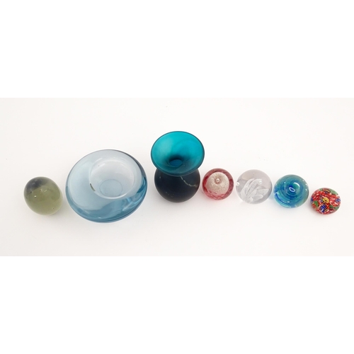 303 - A quantity of glassware to include a Mdina glass vase, a Holmegaard ashtray, and assorted paperweigh... 