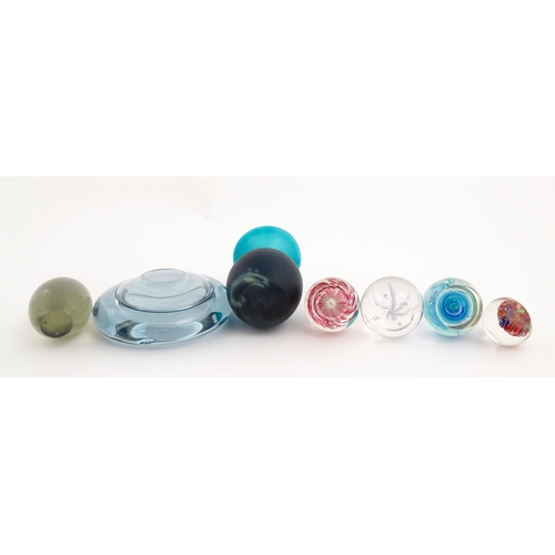 303 - A quantity of glassware to include a Mdina glass vase, a Holmegaard ashtray, and assorted paperweigh... 