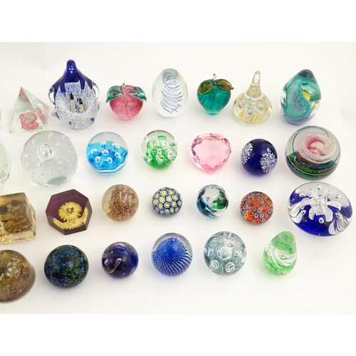 317 - A large quantity of assorted paperweights. Largest approx. 6