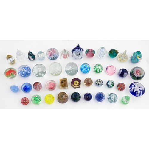 317 - A large quantity of assorted paperweights. Largest approx. 6