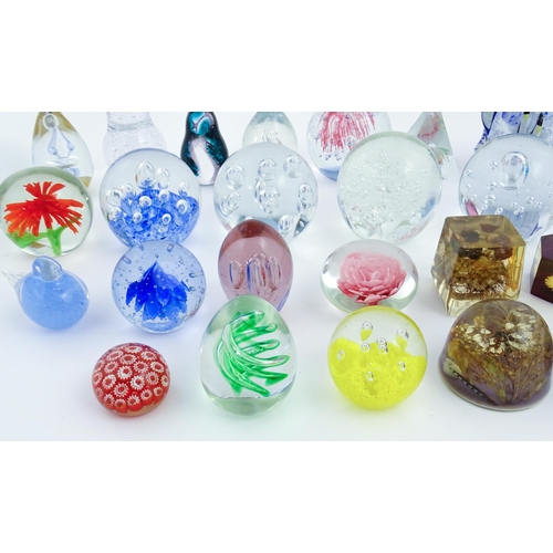 317 - A large quantity of assorted paperweights. Largest approx. 6