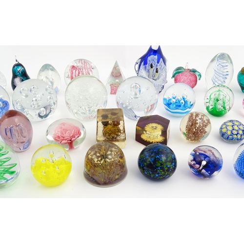 317 - A large quantity of assorted paperweights. Largest approx. 6