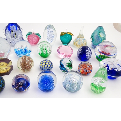 317 - A large quantity of assorted paperweights. Largest approx. 6