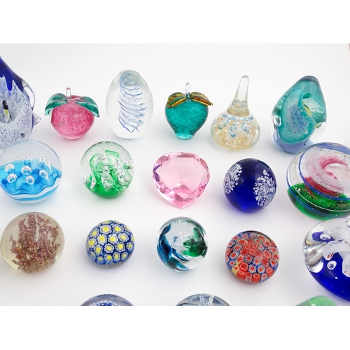 317 - A large quantity of assorted paperweights. Largest approx. 6