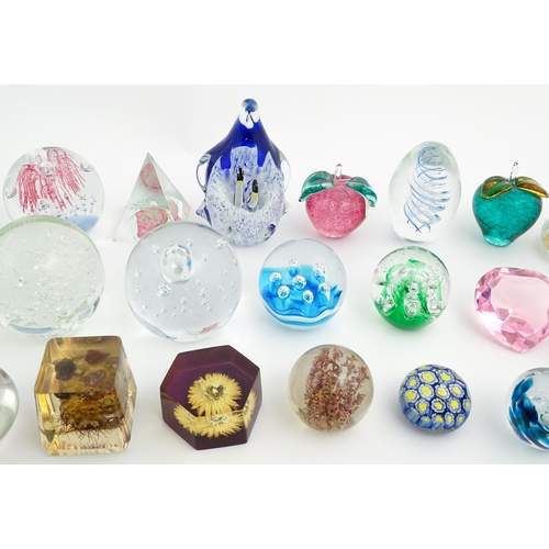 317 - A large quantity of assorted paperweights. Largest approx. 6