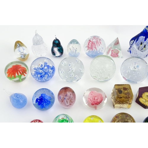 317 - A large quantity of assorted paperweights. Largest approx. 6