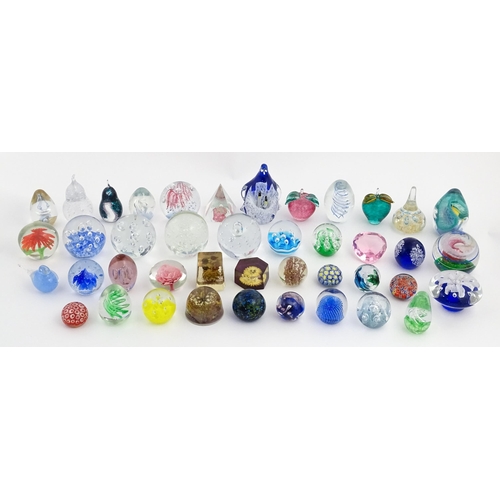 317 - A large quantity of assorted paperweights. Largest approx. 6