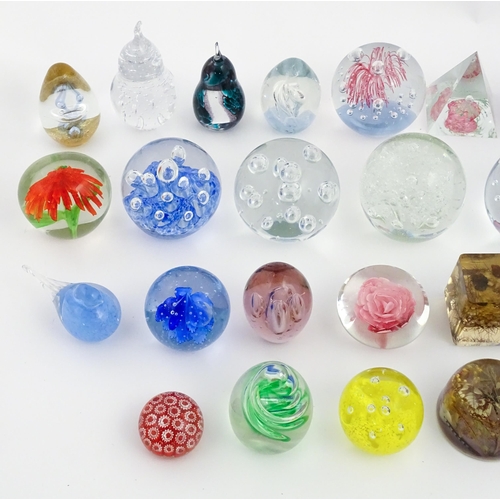 317 - A large quantity of assorted paperweights. Largest approx. 6