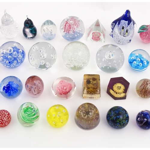 317 - A large quantity of assorted paperweights. Largest approx. 6