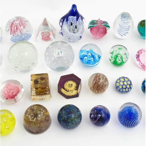317 - A large quantity of assorted paperweights. Largest approx. 6
