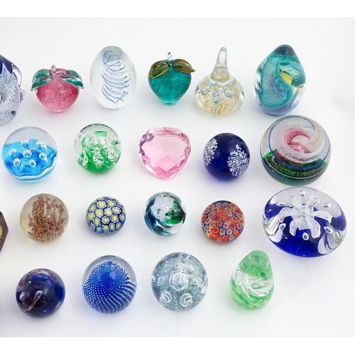 317 - A large quantity of assorted paperweights. Largest approx. 6