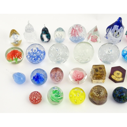 317 - A large quantity of assorted paperweights. Largest approx. 6