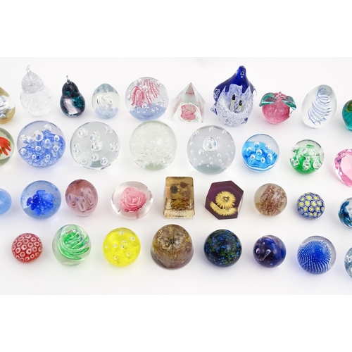 317 - A large quantity of assorted paperweights. Largest approx. 6