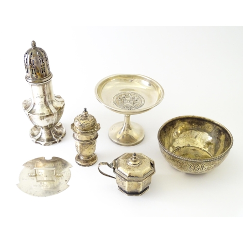 537 - Assorted silver items to include a sugar caster hallmarked London 1915, maker Mappin & Webb, pepper ... 