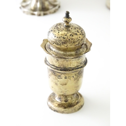 537 - Assorted silver items to include a sugar caster hallmarked London 1915, maker Mappin & Webb, pepper ... 