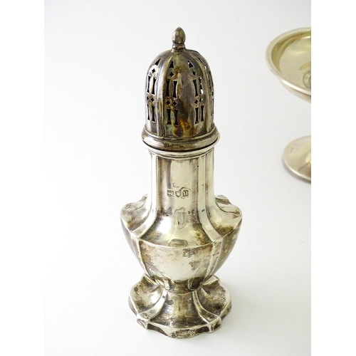 537 - Assorted silver items to include a sugar caster hallmarked London 1915, maker Mappin & Webb, pepper ... 