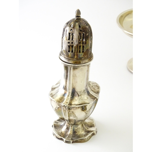 537 - Assorted silver items to include a sugar caster hallmarked London 1915, maker Mappin & Webb, pepper ... 