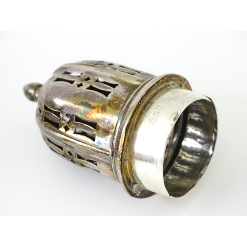 537 - Assorted silver items to include a sugar caster hallmarked London 1915, maker Mappin & Webb, pepper ... 