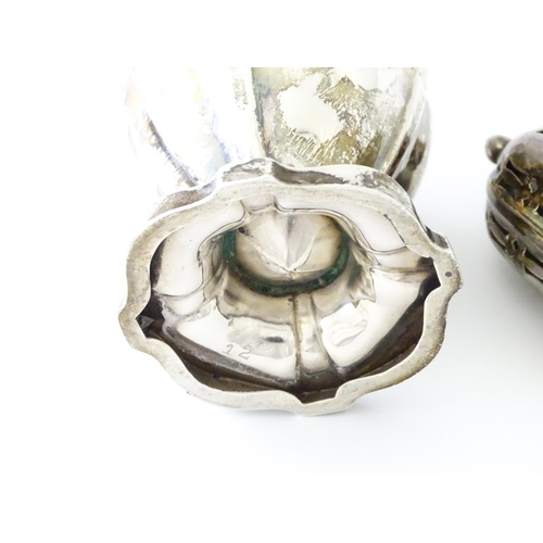 537 - Assorted silver items to include a sugar caster hallmarked London 1915, maker Mappin & Webb, pepper ... 