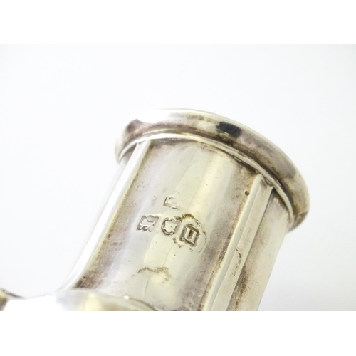 537 - Assorted silver items to include a sugar caster hallmarked London 1915, maker Mappin & Webb, pepper ... 