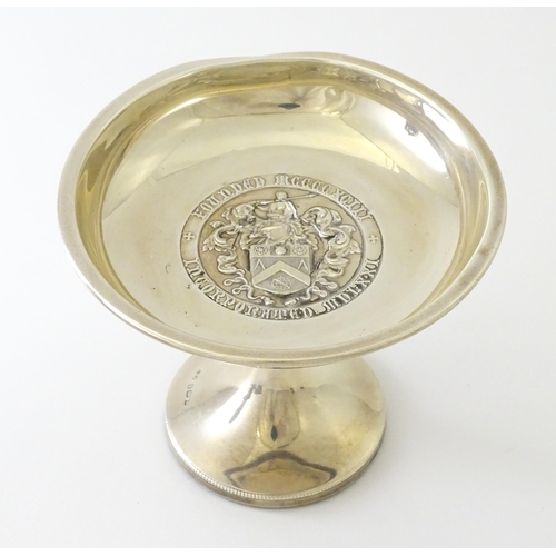 537 - Assorted silver items to include a sugar caster hallmarked London 1915, maker Mappin & Webb, pepper ... 