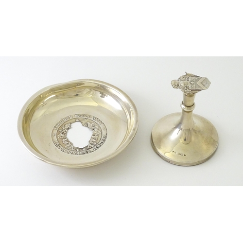 537 - Assorted silver items to include a sugar caster hallmarked London 1915, maker Mappin & Webb, pepper ... 