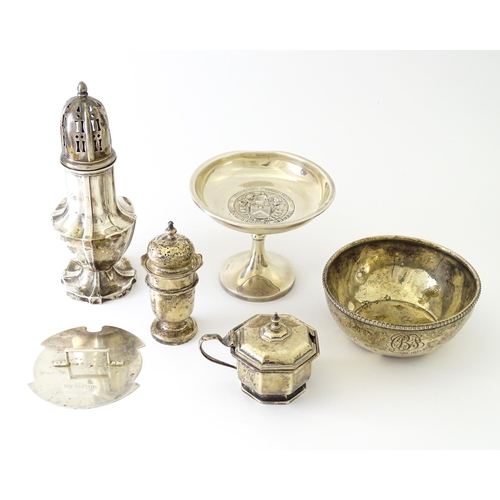 537 - Assorted silver items to include a sugar caster hallmarked London 1915, maker Mappin & Webb, pepper ... 