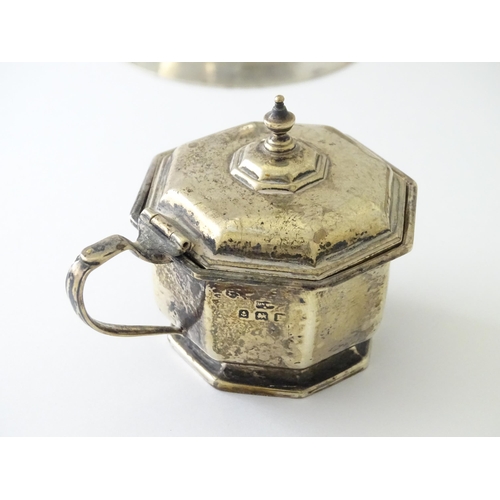 537 - Assorted silver items to include a sugar caster hallmarked London 1915, maker Mappin & Webb, pepper ... 