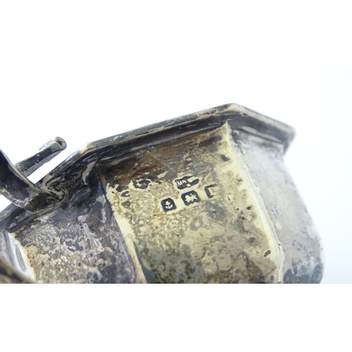 537 - Assorted silver items to include a sugar caster hallmarked London 1915, maker Mappin & Webb, pepper ... 