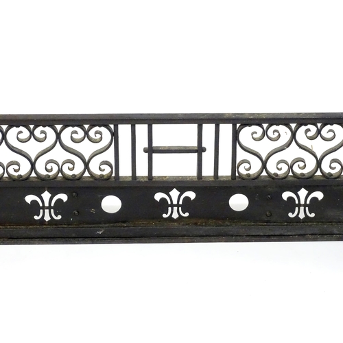 1659 - An early 20thC cast iron fire fender with pierced fleur de lys and roundel detail and scrollwork dec... 