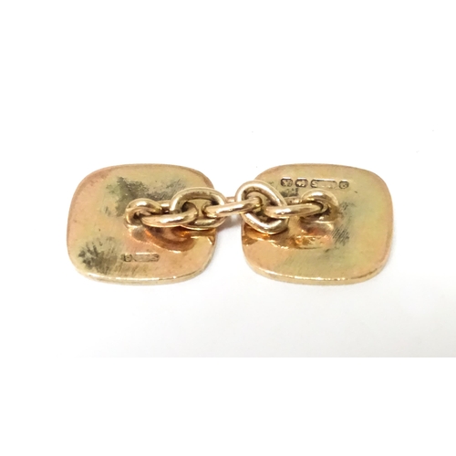 449 - A single 9ct gold cufflink with engraved decoration