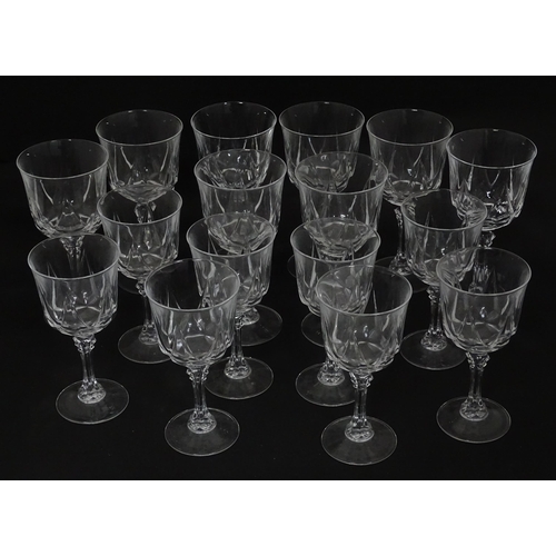 800 - A quantity of drinking glasses to include pedestal wine glasses. Largest approx. 7