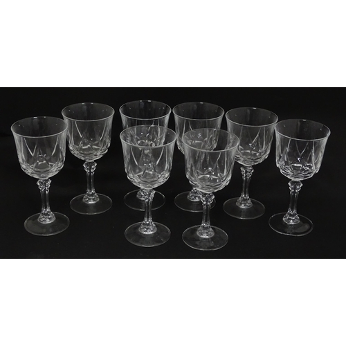 800 - A quantity of drinking glasses to include pedestal wine glasses. Largest approx. 7