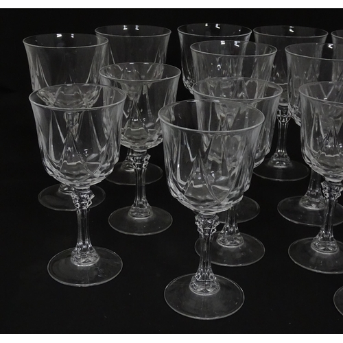 800 - A quantity of drinking glasses to include pedestal wine glasses. Largest approx. 7