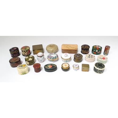 84 - A quantity of assorted pill boxes, table snuffs, etc. to include engraved brass examples, lacquered ... 