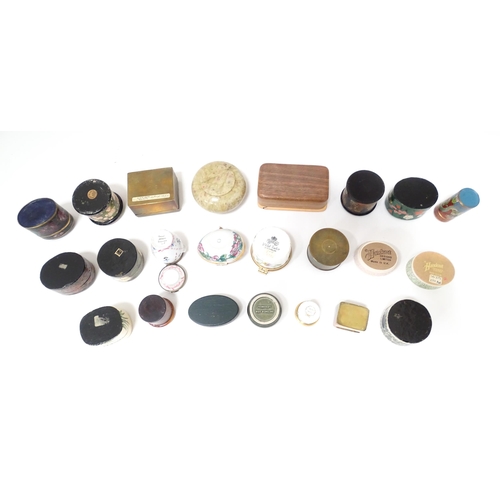 84 - A quantity of assorted pill boxes, table snuffs, etc. to include engraved brass examples, lacquered ... 