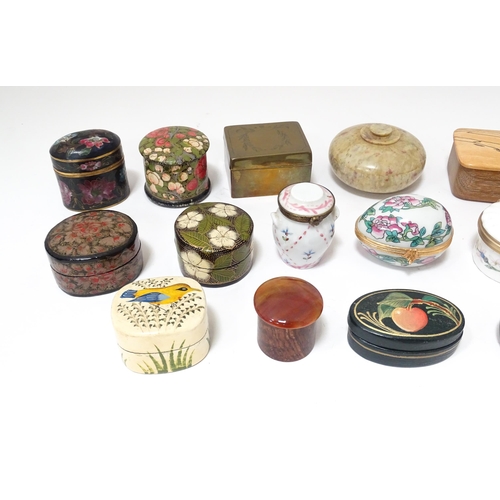 84 - A quantity of assorted pill boxes, table snuffs, etc. to include engraved brass examples, lacquered ... 