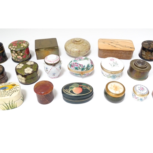 84 - A quantity of assorted pill boxes, table snuffs, etc. to include engraved brass examples, lacquered ... 